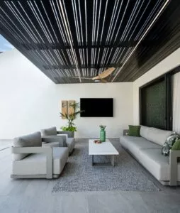 ריהוט גן אלומיניום עמיד עם מערכת ישיבה מודרנית תחת פרגולה מעוצבת