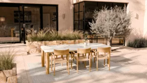 פינת אוכל חיצונית לגינה מעוצבת בעץ טבעי עם שישה כיסאות. גרין ריהוט גן