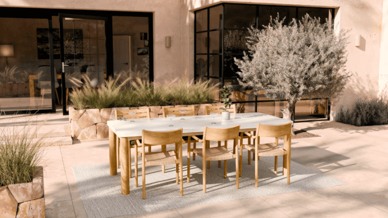 פינת אוכל חיצונית לגינה מעוצבת בעץ טבעי עם שישה כיסאות. גרין ריהוט גן