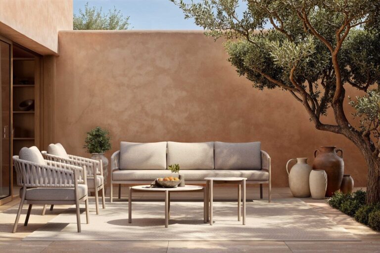 פינות אירוח לגינה עם ריהוט יוקרתי בגוונים טבעיים ליצירת אווירה רגועה ונעימה