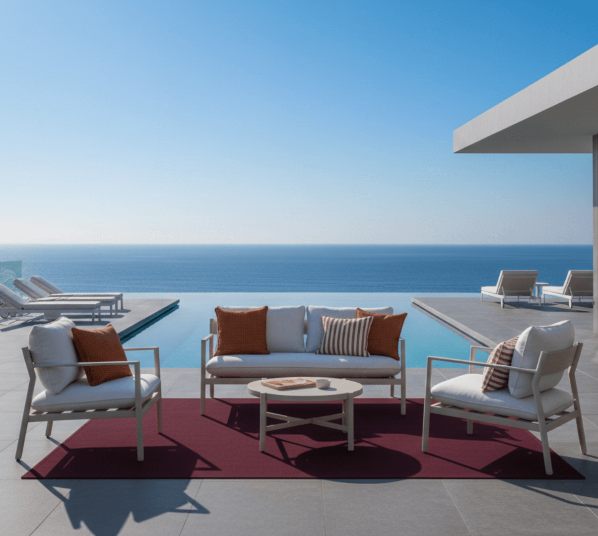 מערכות ישיבה לחצר בעיצוב מודרני עם ספה וכורסאות חוץ מול נוף פתוח