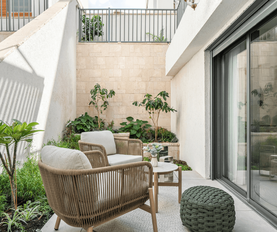 כורסאות גן בפינת ישיבה חיצונית מעוצבת בגינה ביתית