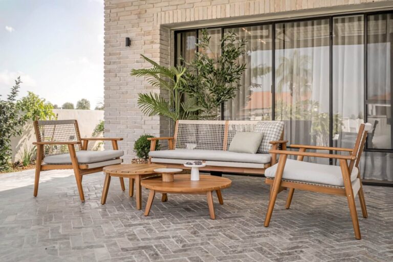 פינת ישיבה מעוצבת למרפסת עם ספה וכורסאות עץ בעיצוב מודרני