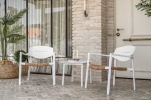 כורסאות גן מעוצבות עם שולחן צד במרפסת ביתית