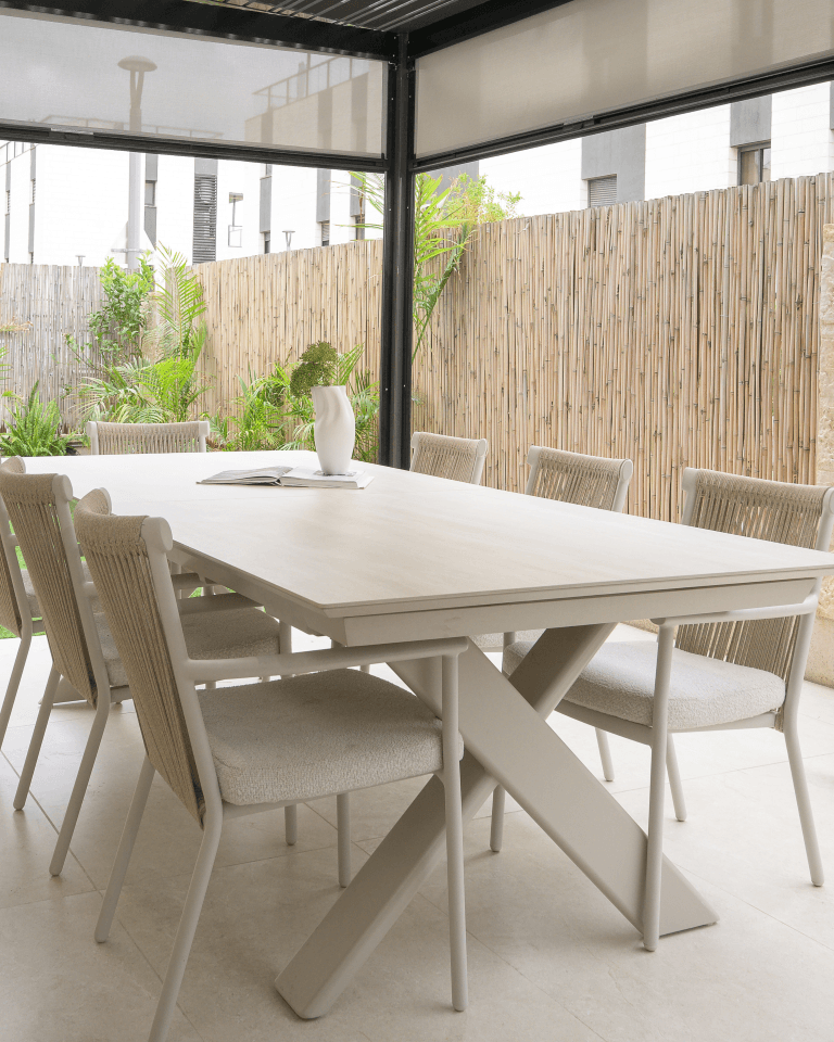 פינת אוכל לגינה יוקרתית מעוצבת עם שולחן אלומיניום וכיסאות בד בעיצוב מודרני